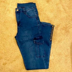 Skinny blue jeans w/side pockets/zipper at ankle.